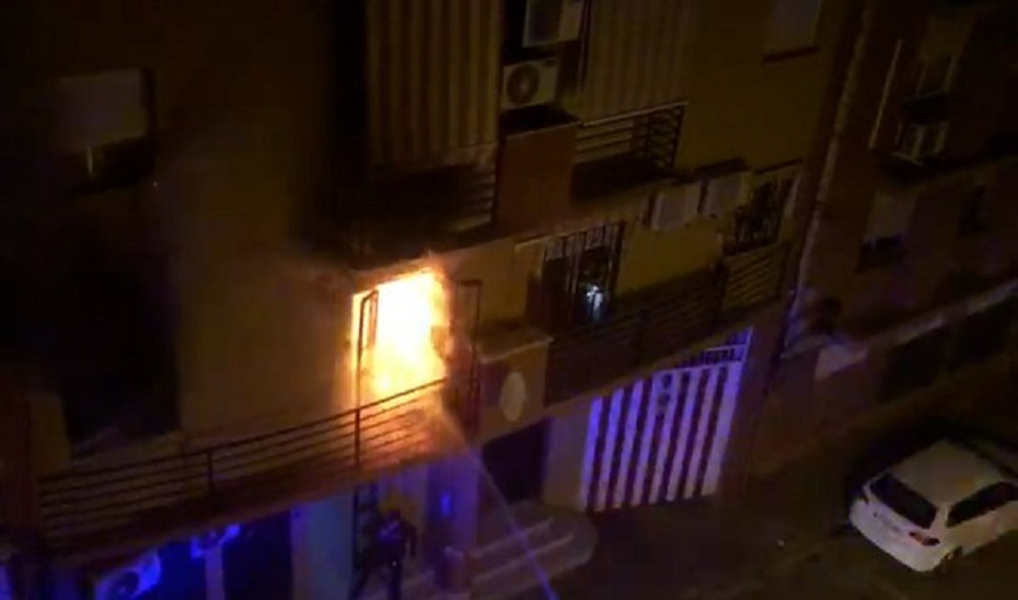 Incendio en la calle Villanueva de los Castillejos de Huelva. Huelva Información. 